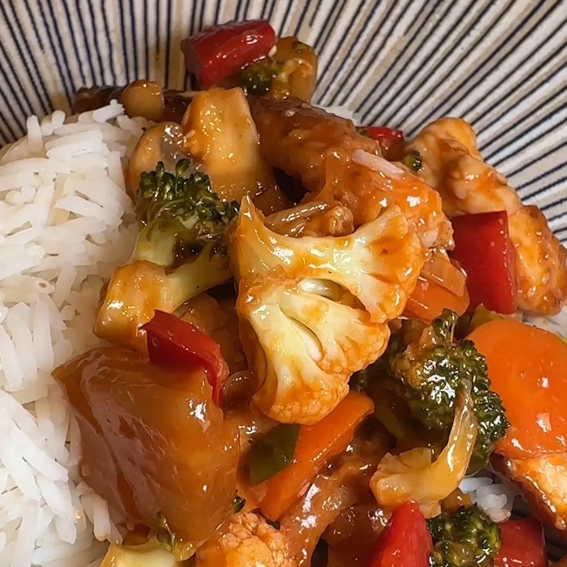 Der perfekte Mix aus süss und sauer mit zartem Hühnchen und knackigem Gemüse