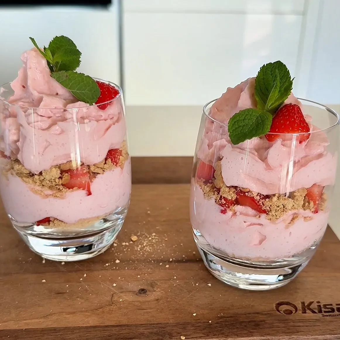 Strawberry mousse with crunch