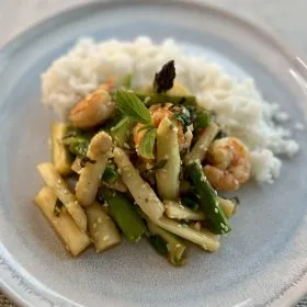 SPARGEL-WOK MIT GARNELEN UND BASMATIREIS