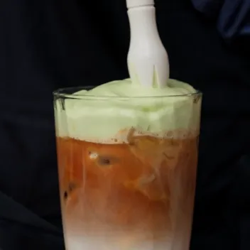 Le chocolat de Dubaï en café glacé ? Ce trend est tellement incroyable !