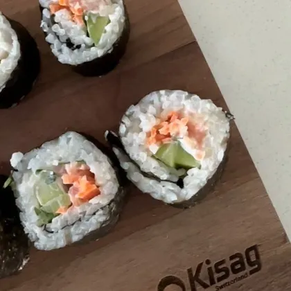 SUSHI MIT LACHS-TATAR
