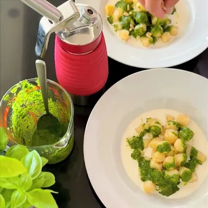 GNOCCHI AU PESTO ET ESPUMA DE GORGONZOLA