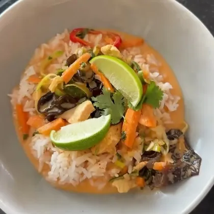 ROTES THAI-POULET-CURRY