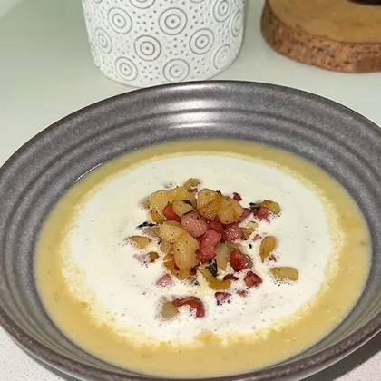 LAUCH-BIRNEN-SUPPE MIT SPECK-ESPUMA