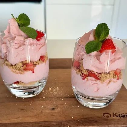 STRAWBERRY MOUSSE WITH CRUNCH
