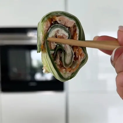 SUSHI MIT GEMÜSE UND LACHS