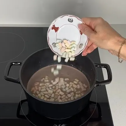 A cup full of happiness – hot chocolate with marshmallows