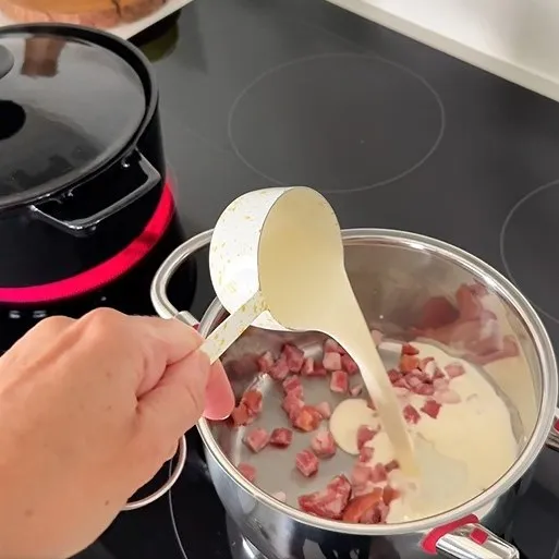 Suppe neu gedacht: Lauch, Birne & Speck-Espuma