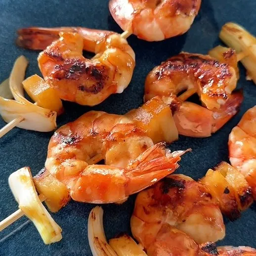 Grillspiesse mit Crevetten, Ananas und Teriyaki-Sauce