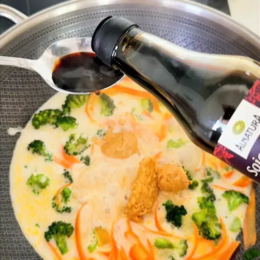 Nouilles Udon à l'arachide et aux légumes au wok