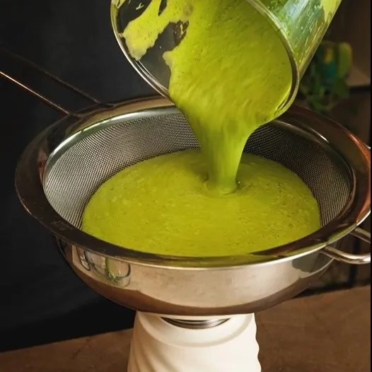 Luftiges Salatdressing für Gurken- oder Kopfsalat