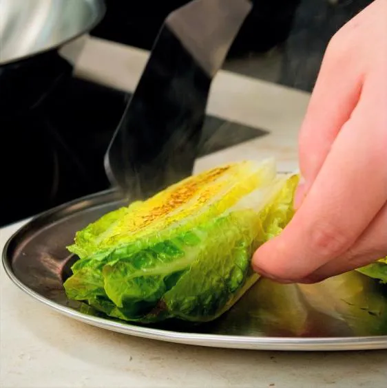 Le hack de la salade César : découvrez la vinaigrette comme jamais auparavant !