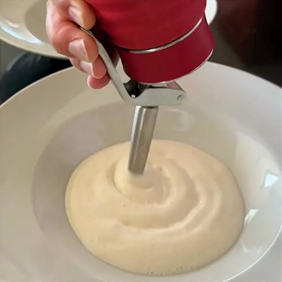 Gnocchi au pesto sur un lit d'espuma au gorgonzola