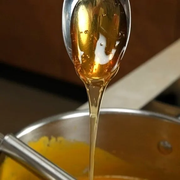 Orientalische Karottensuppe mit Honig-Butter-Schaum - cremig, exotisch und himmlisch!