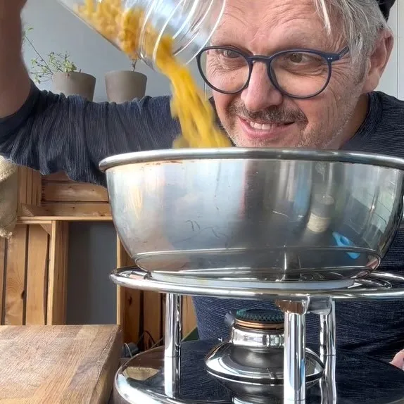 Randen-Hörnli mit Raclettekäse: farbenfroher Genuss aus dem Pfännchen