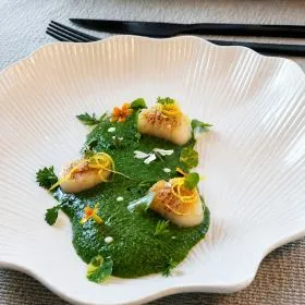 COQUILLES SAINT-JACQUES ET LEUR ESPUMA D'ÉPINARDS AU PARMESAN