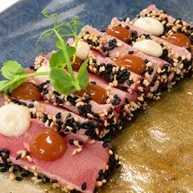 THUNFISCH-TATAKI IN SESAMKRUSTE MIT FEIGEN-CARPACCIO