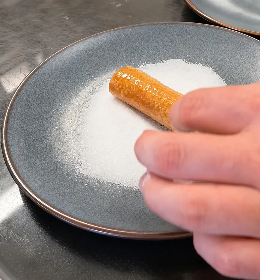 These crispy cannelloni, filled with a smooth caramel mascarpone cream, are guaranteed to surprise and delight your guests at the table.