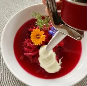 BORSCHTSCH MIT DILL-ESPUMA