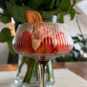 NO-BAKE CHEESECAKE IM GLAS MIT ERDBEER-ESPUMA
