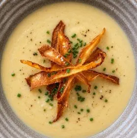 PASTINAKEN-APFEL SUPPE MIT PASTINAKEN CHIPS