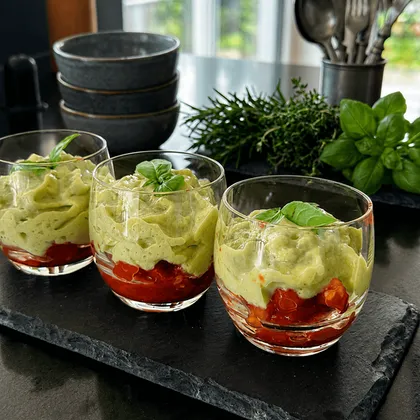 AVOCADO ESPUMA WITH TOMATOES