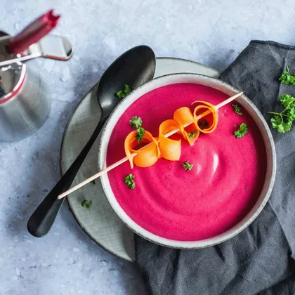 ROTE RANDENSCHAUMSUPPE