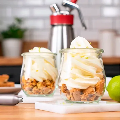 CRÈME DE FROMAGE FRAIS AU CITRON VERT SUR ÉMIETTÉ DE BISCUITS DE PRATO