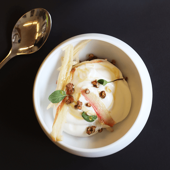 JOGHURT QUARK ESPUMA MIT APFEL JULIENNE