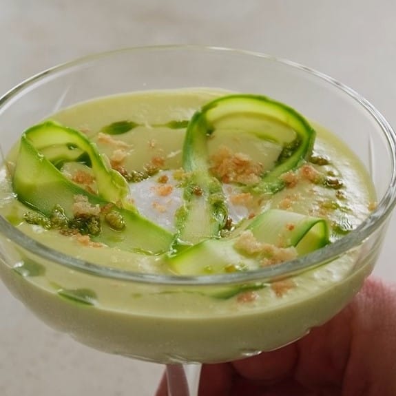 SPARGEL-ESPUMA MIT POCHIERTEM EI