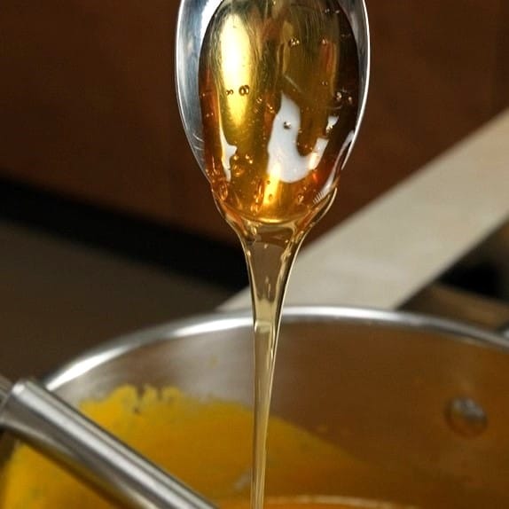 Soupe de carottes orientale avec mousse au miel et au beurre - crémeuse, exotique et divine !