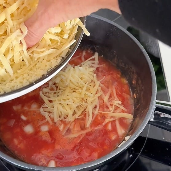 Fondue valaisanne aux tomates – Tradition alpine et saveurs méditerranéennes
