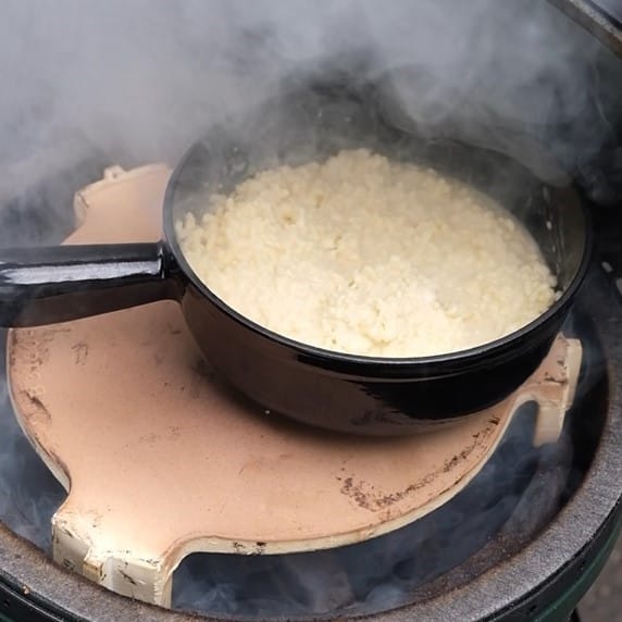 GERÄUCHERTES FONDUE MIT EINGELEGTEN BIRNEN