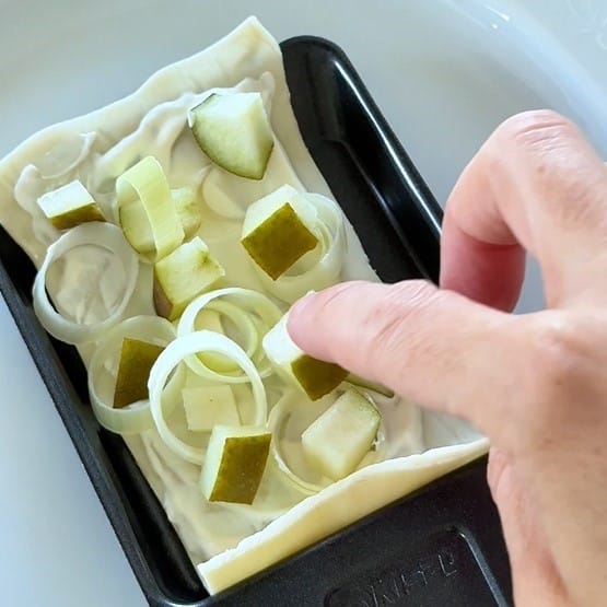 Raclette-Flammkuchen: Genial einfach und perfekt für jede Party mit Familie und Freunden