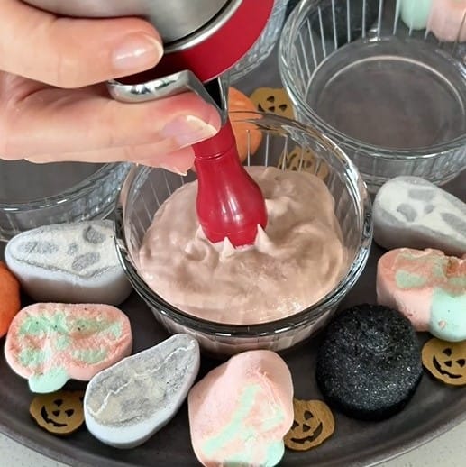 Die spukigste Mousse au Chocolat ever!  Halloween-Dessert aus dem Kisag Whipper