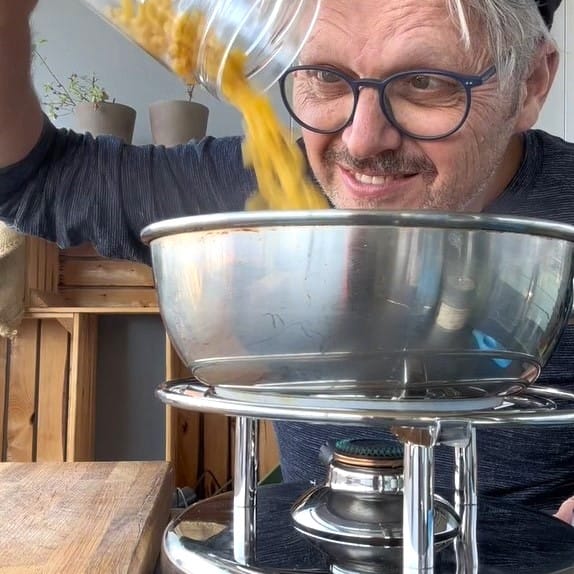 Randen-Hörnli mit Raclettekäse: farbenfroher Genuss aus dem Pfännchen