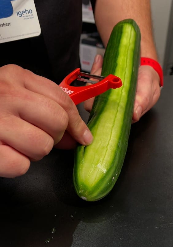 Schnelles, sauberes und effizientes Schälen mit dem Universal SWISS CROSSES