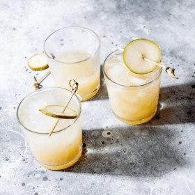 BIRNEN SANGRIA MIT WEISSEM TEE