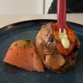 SÜSSKARTOFFELN MIT KRÄUTERFRISCHKÄSE UND LACHS
