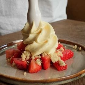 VANILLE-ESPUMA MIT ERDBEEREN, CRUMBLES UND OLIVENÖL